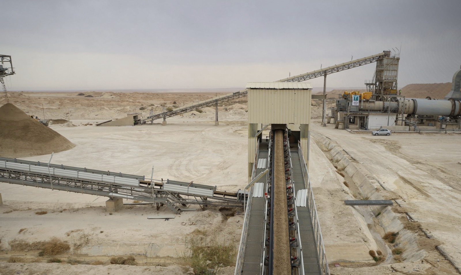 Industrial processing plant and conveyor systems at a mineral resources site